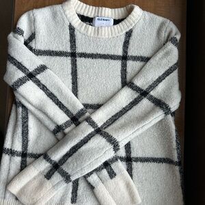 Old Navy Women's Plaid Sweater in White and Black